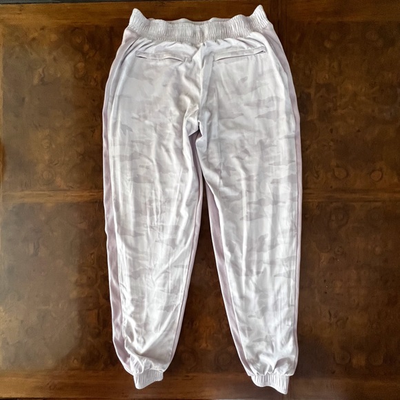 EUC Athleta Women’s Brooklyn Lined Camo Joggers - Shasta Purple - Size 6 - Picture 5 of 10